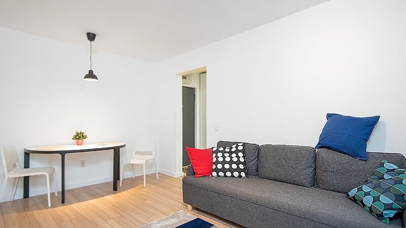 Titulescu, apartament 2 camere semidecomandat, parter,
