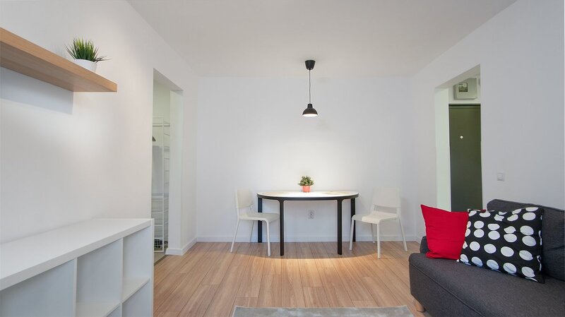 Titulescu, apartament 2 camere semidecomandat, parter,
